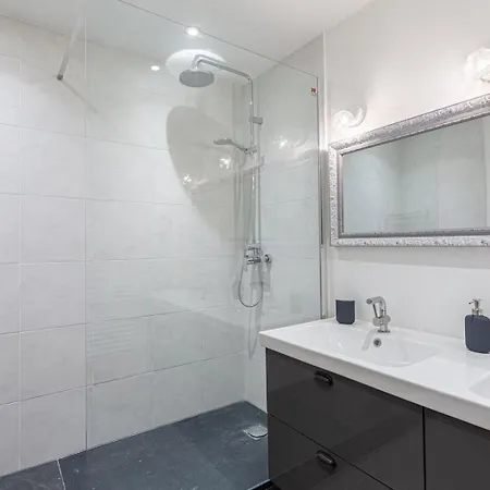 Guestready - Urban Escape Steps From The Action Appartement